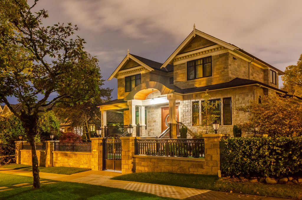 How Outdoor Lighting Can Impress Your Guests This Holiday Season